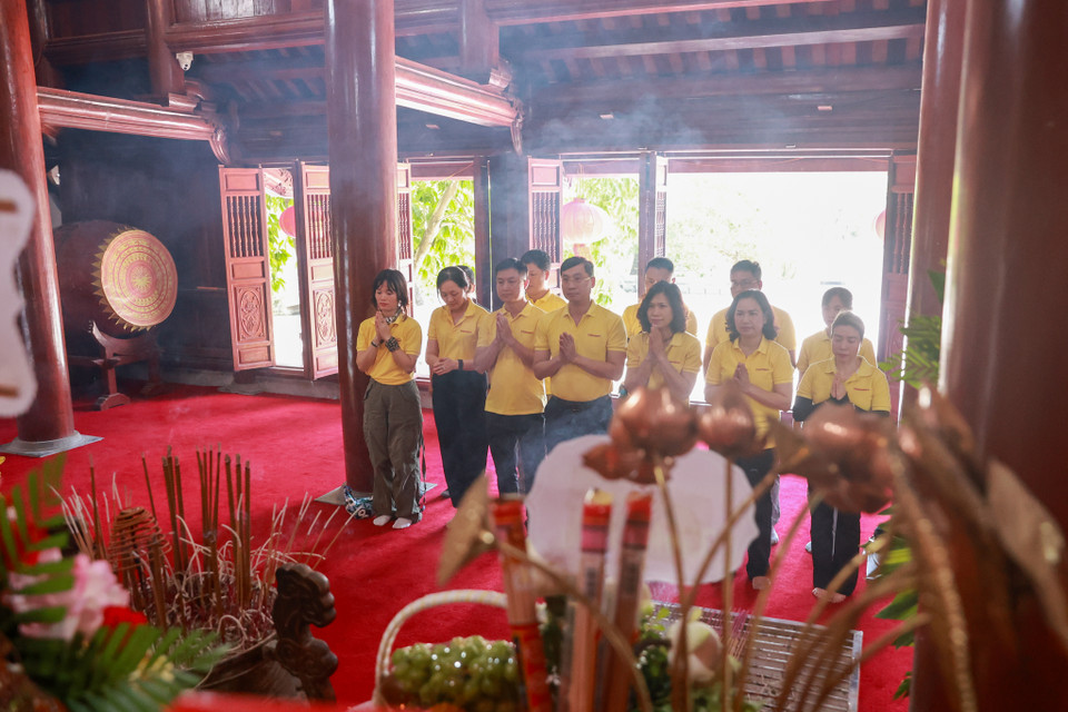 Tiếp nối đạo lý “Uống nước nhớ nguồn” của dân tộc, Báo Điện tử VietnamPlus đến vùng đất miền Tây xứ Nghệ tỏ lòng thành kính, tri ân các anh linh liệt sỹ tại Nghĩa trang liệt sỹ quốc tế Việt-Lào. (Ảnh: Hoài Nam/Vietnam+)