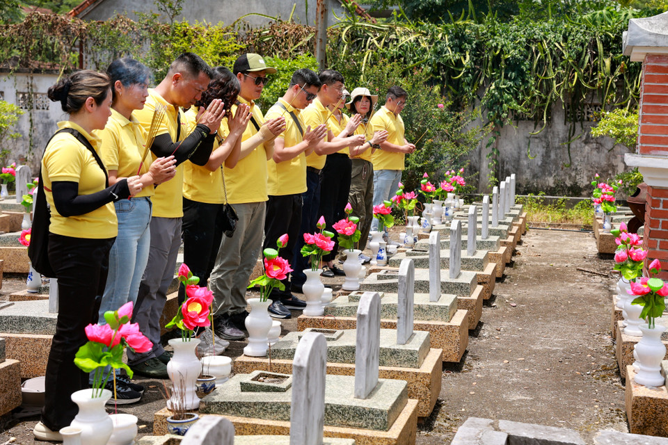 Ông Trần Tiến Duẩn - Tổng Biên tập Báo Điện tử VietnamPlus bày tỏ, Nghĩa trang liệt sỹ không chỉ là nơi an nghỉ của liệt sĩ mà còn là công trình văn hóa-lịch sử mang đậm giá trị nhân văn, ghi nhận công lao của các Anh hùng liệt sỹ. (Ảnh: Hoài Nam/Vietnam+)