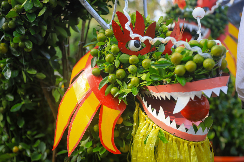 Theo lời ông Xuân, khi cho vào khung đòi hỏi sự khéo léo và kỳ công của người làm nghề. Để trông giống con Rồng nhất, ông Xuân tạo hình thêm vảy, râu, mắt cho sống động. (Ảnh: Hoài Nam/Vietnam+)