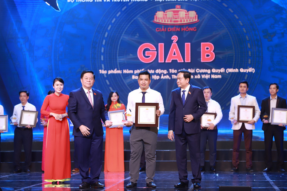 Ông Trần Thanh Mẫn, Ủy viên Bộ Chính trị, Phó Chủ tịch Thường trực Quốc hội, Trưởng ban Chỉ đạo Giải báo chí Diên Hồng và ông Nguyễn Trọng Nghĩa, Bí thư Trung ương Đảng, Trưởng Ban Tuyên giáo Trung ương trao Giải B cho các nhóm tác giả đoạt giải. (Ảnh: Hoài Nam/Vietnam+)