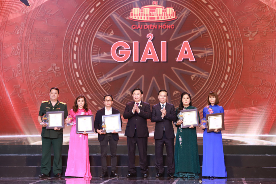 Chủ tịch nước Võ Văn Thưởng và Chủ tịch Quốc hội Vương Đình Huệ trao Giải A cho các nhóm tác giả đoạt giải. (Ảnh: Hoài Nam/Vietnam+)
