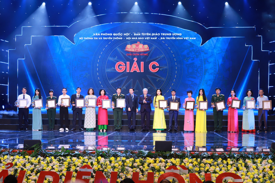 Ông Đỗ Văn Chiến, Ủy viên Trung ương Đảng, Chủ tịch Ủy ban Trung ương Mặt trận Tổ quốc Việt Nam và ông Trần Hồng Hà, Ủy viên Trung ương Đảng, Phó Thủ tướng Chính phủ trao Giải C cho các nhóm tác giả đoạt giải. (Ảnh: Hoài Nam/Vietnam+)