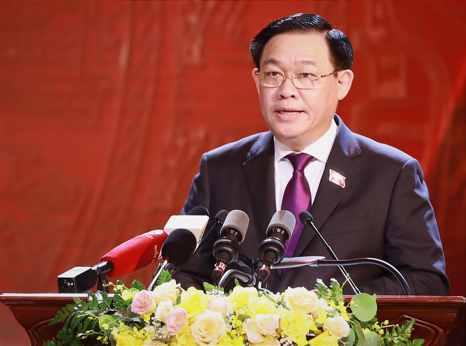 Ủy viên Bộ Chính trị, Chủ tịch Quốc hội Vương Đình Huệ phát biểu khai mạc Lễ trao Giải Diên Hồng. (Ảnh: Hoài Nam/Vietnam+)