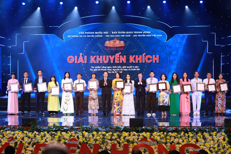 Ông Bùi Văn Cường, Ủy viên Trung ương Đảng, Tổng Thư ký Quốc hội, Chủ nhiệm Văn phòng Quốc hội và ông Nguyễn Mạnh Hùng, Ủy viên Trung ương Đảng, Bộ trưởng Thông tin và Truyền thông trao Giải Khuyến khích cho các nhóm tác giả đoạt giải. (Ảnh: Hoài Nam/Vietnam+)