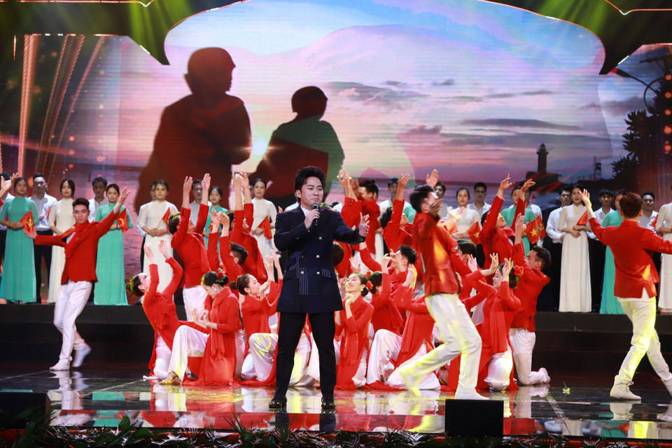 Tiết mục văn nghệ mở màn Lễ trao giải của ca sỹ Tùng Dương. (Ảnh: Hoài Nam/Vietnam+)