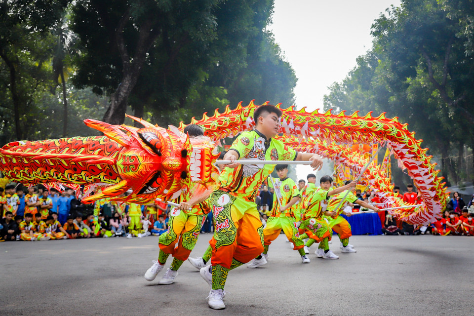Đây là dịp để các đội múa Rồng nghệ thuật trên địa bàn Thành phố với đa phần là đoàn viên, thanh niên, nghệ nhân, diễn viên trẻ được gặp gỡ, giao lưu kinh nghiệm biểu diễn, thể hiện tài năng, kỹ thuật biểu diễn đặc trưng, sáng tạo của mình. (Ảnh: Hoài Nam/Vietnam+)