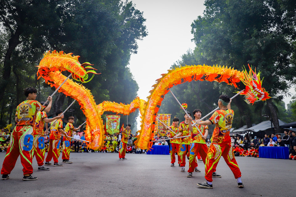 Các tiết mục ca ngợi nét đẹp cổ truyền dân gian của dân tộc, thể hiện khí thế oai hùng của Thủ đô ngàn năm văn hiến, với bề dày văn hóa đáng tự hào trải dài suốt dòng chảy lịch sử của đất nước. (Ảnh: Hoài Nam/Vietnam+)