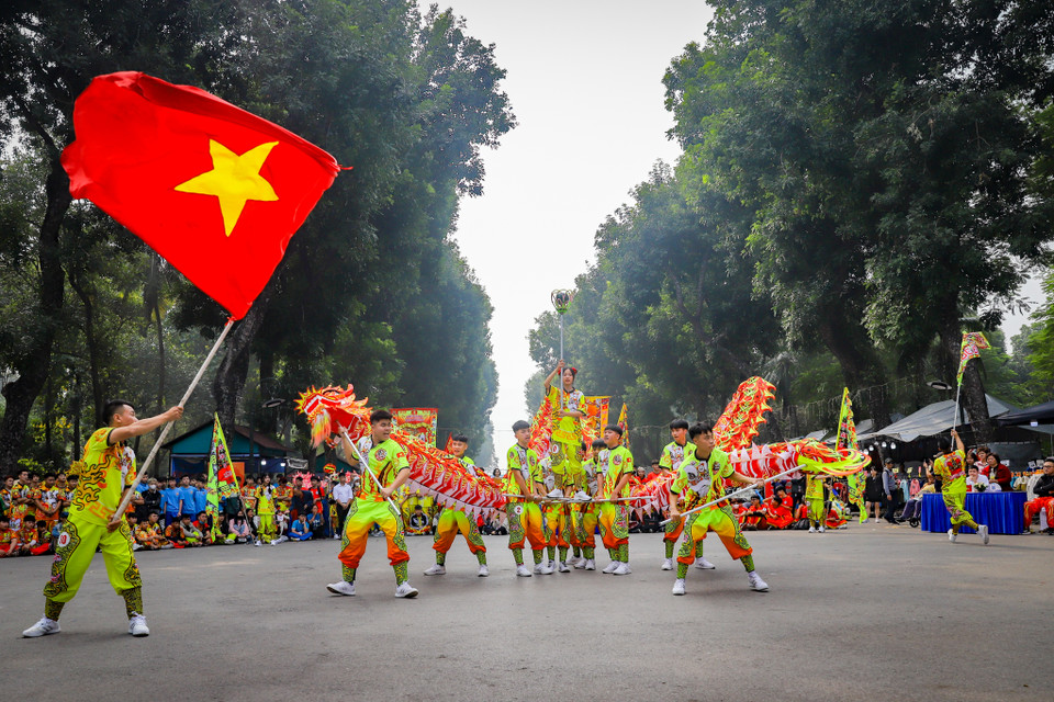 Thông qua biểu diễn múa Rồng, các đội thi truyền tải, tái hiện nét đẹp văn hóa, lịch sử, truyền thống của Thăng Long - Hà Nội và đất nước. (Ảnh: Hoài Nam/Vietnam+)