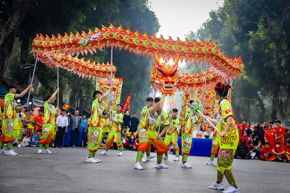 Múa Rồng đòi hỏi những nghệ nhân phải biết phối hợp nhịp nhàng với nhau để thể hiện được những động tác thống nhất đồng bộ khi Rồng uốn lượn, đảo quanh phóng lượn vì không giống như múa Lân và múa Sư chỉ cần hai người, múa Rồng là sự kết hợp của nhiều người. (Ảnh: Hoài Nam/Vietnam+)