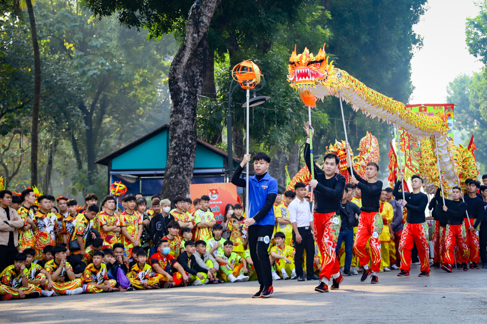 Trong khuôn khổ các hoạt động của Festival thanh niên Quốc tế lần thứ 2 năm 2023, Cuộc thi múa Rồng nghệ thuật được Thành đoàn Hà Nội tổ chức năm đầu tiên diễn ra sáng nay 29/12 tại công viên Thống Nhất. (Ảnh: Hoài Nam/Vietnam+)