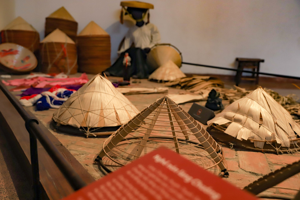 Các thông tin hiện vật ở đây được thể hiện bằng 3 thứ tiếng: Tiếng Việt, tiếng Anh, tiếng Pháp giúp du khách tiện cho việc tham quan, tìm hiểu bảo tàng. (Ảnh: Hoài Nam/Vietnam+)