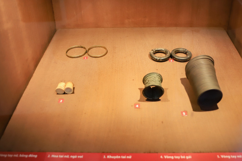 Một số mẫu vật trang sức nữ như vòng tay, khuyên tai được trưng bày cẩn thận trong các khu tủ đóng kính. (Ảnh: Hoài Nam/Vietnam+)