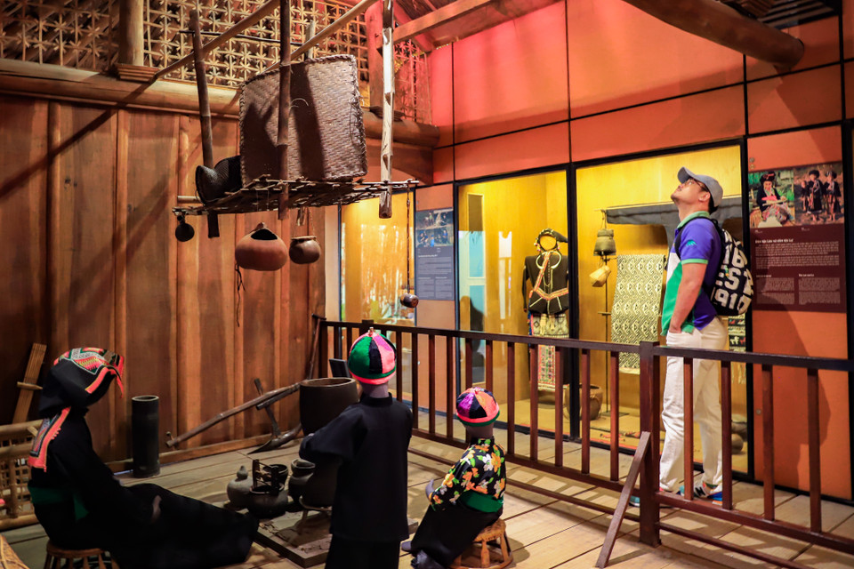 Du khách sẽ ngỡ ngàng trước những hiện vật đẹp mắt được trưng bày cẩn thận từ quần áo, đồ nghề cho tới mô hình các lễ nghi, ma chay, cưới hỏi… Tất cả được dựng lại như một góc thu nhỏ cuộc sống cũng như văn hóa cổ truyền của đồng bào dân tộc xưa kia. (Ảnh: Hoài Nam/Vietnam+)