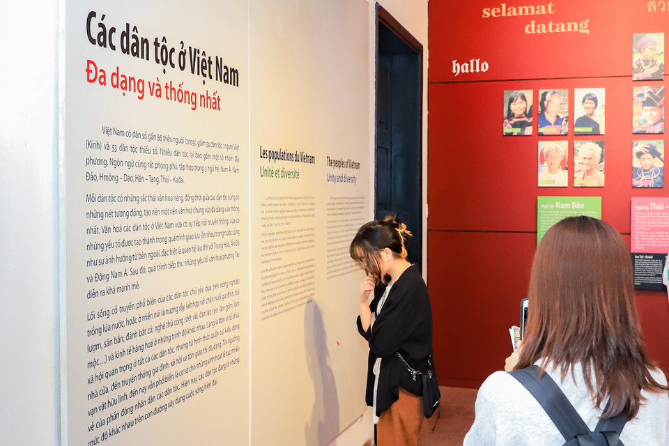 Tòa nhà Trống Đồng có hai không gian, 1 không gian trưng bày theo chủ đề và luôn được làm mới ở tầng 2, còn không gian tầng 1 giới thiệu bản sắc 54 dân tộc. (Ảnh: Hoài Nam/Vietnam+)