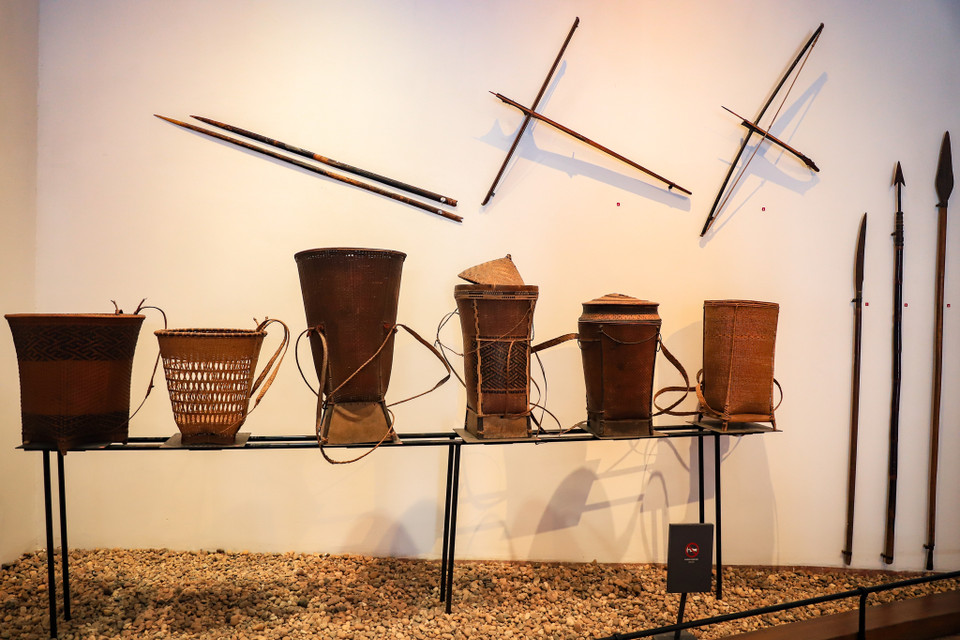Bộ mẫu vật Gùi của người Mạ (Lâm Đồng), Mnông (Đắk Lắk), Bana (Kon Tum), Brâu (Kon Tum), Giẻ Triêng (Kon Tum), Tà Ôi (Thừa Thiên Huế) tính từ trái qua phải và một số mẫu vật nỏ, giáo,… được trưng bày tại bảo tàng. (Ảnh: Hoài Nam/Vietnam+)