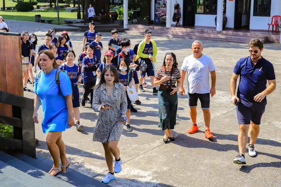 Là nơi lưu giữ những giá trị văn hóa lâu đời của 54 dân tộc anh em kết hợp những sắc màu văn hóa trên khắp cả nước, bảo tàng Dân tộc học Việt Nam chắc chắn là một trong những địa điểm mà du khách không thể bỏ qua khi đến với Thủ đô. (Ảnh: Hoài Nam/Vietnam+)