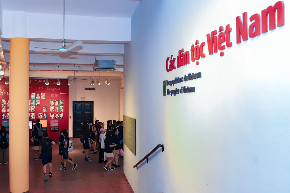 Du khách sẽ bị thu hút bởi cách trình bày, bố trí trong bảo tàng và dễ dàng nắm bắt được màu sắc văn hóa riêng của mỗi dân tộc. (Ảnh: Hoài Nam/Vietnam+)