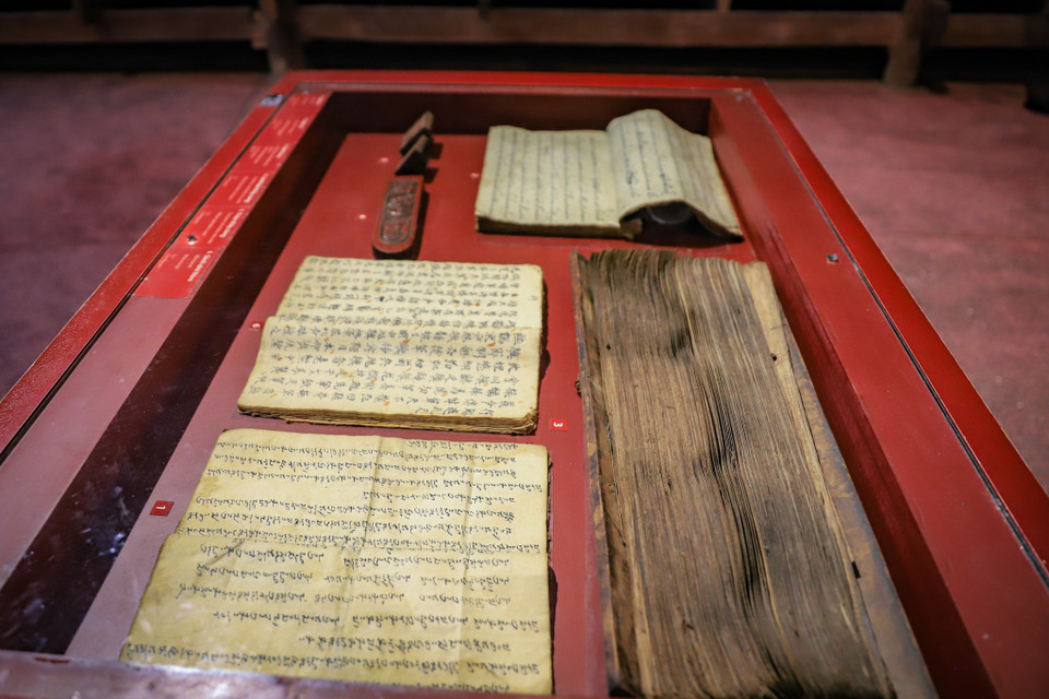 Sách cổ, sách lá cọ, lệnh bài thầy cúng, sách chữ Nôm của đồng bào các dân tộc Tày và Thái ở tỉnh Thái Nguyên, Sơn La. (Ảnh: Hoài Nam/Vietnam+)