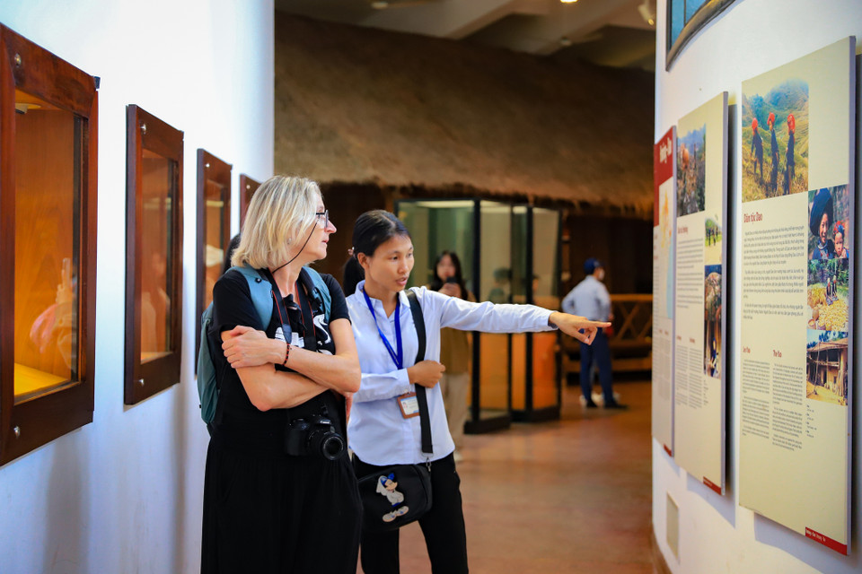 Khu trưng bày được thể hiện bằng hàng loạt hiện vật, phim, ảnh dân tộc học cùng các bài viết do các nhà nghiên cứu của bảo tàng thực hiện. (Ảnh: Hoài Nam/Vietnam+)