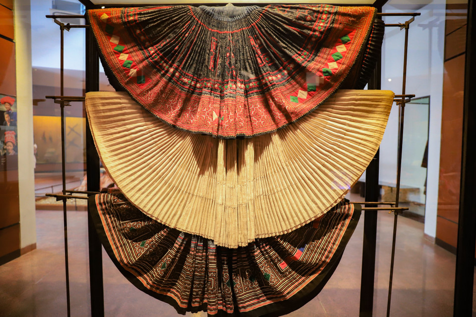 Mẫu vật về trang phục của đồng bào dân tộc trong không gian văn hóa người Dao đỏ, Thái đen, Thái trắng. (Ảnh: Hoài Nam/Vietnam+)