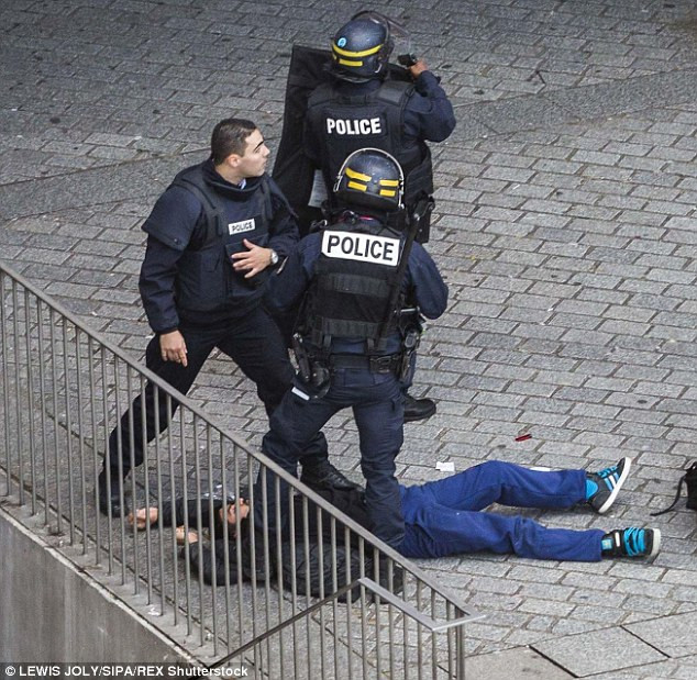 Một nghi phạm bị cảnh sát bắt sống.