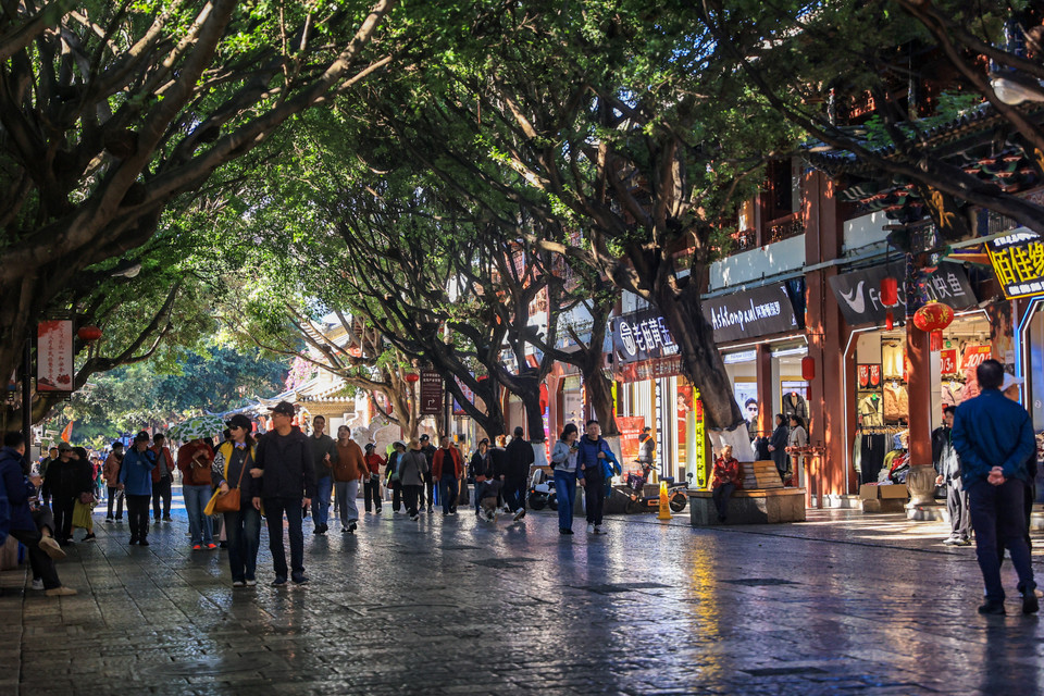 Bước qua cổng lầu Triều Dương, du khách sẽ đến với hành trình khám phá phố cổ Kiến Thủy trên con đường đá mang tên Lâm An. Đây cũng là trục đường chính của khu phố cổ này. (Ảnh: Hoài Nam/Vietnam+)