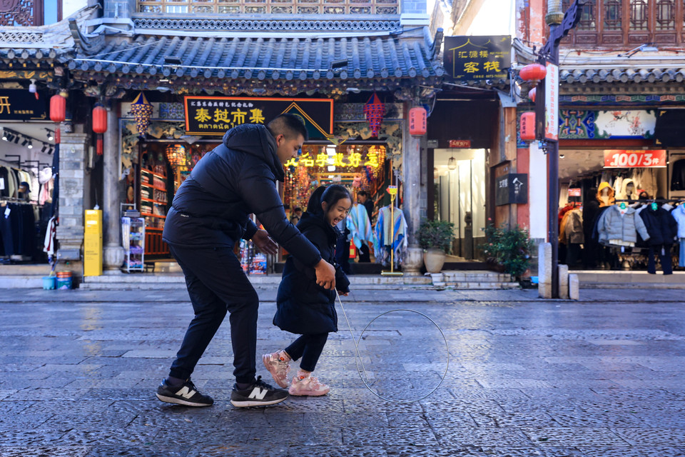 Các hàng quán nằm hai bên đường này chủ yếu là quần áo, giày dép, đồ điện tử khang trang, hiện đại. Tuy nhiên về tổng thể, chúng vẫn được trang trí hài hoà với nét cổ kính của các toà nhà cổ cũng như kiến trúc tổng thể cả dãy phố. (Ảnh: Hoài Nam/Vietnam+)