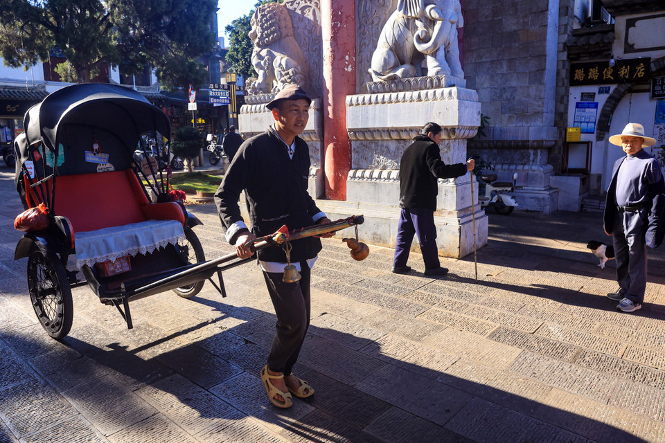 Kiến trúc cổ xưa của những con hẻm cũ kỹ và người dân địa phương vẫn gắn bó với lối sống truyền thống của thị trấn khiến phố cổ như toát lên vẻ yên tĩnh, dường như mang một sức thu hút kỳ lạ níu chân du khách nán lại thư giãn thật lâu. (Ảnh: Hoài Nam/Vietnam+)