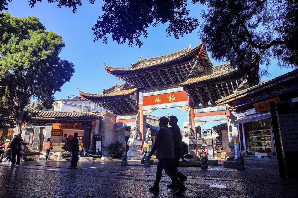 Đi dọc trục đường chính, bạn sẽ thấy cổng chào lớn với kiến trúc Trung Hoa cổ xưa để dẫn vào khu phố Hàn Lâm. (Ảnh: Hoài Nam/Vietnam+)