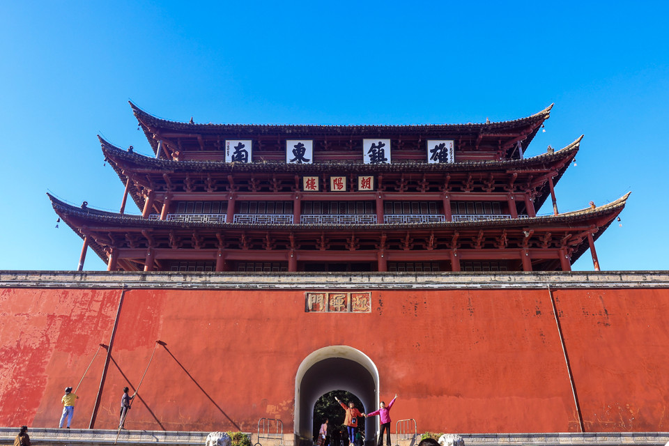 Tới nay, tháp cổng này đã hơn 600 năm tuổi. Sau khi quân Minh bình định Vân Nam, họ đã cho xây cổng thành, mở rộng lãnh thổ và xây dựng thành phố bằng gạch. Tới cuối triều đại nhà Minh, chiến tranh đã phá huỷ cả ba tòa tháp ở các phía Bắc–Nam–Tây. Mặc dù được tu bổ vào năm thứ tư của Hoàng đế Khang Hy của triều đại nhà Thanh nhưng chỉ còn tòa phía Đông còn tồn tại đến nay. (Ảnh: Hoài Nam/Vietnam+)