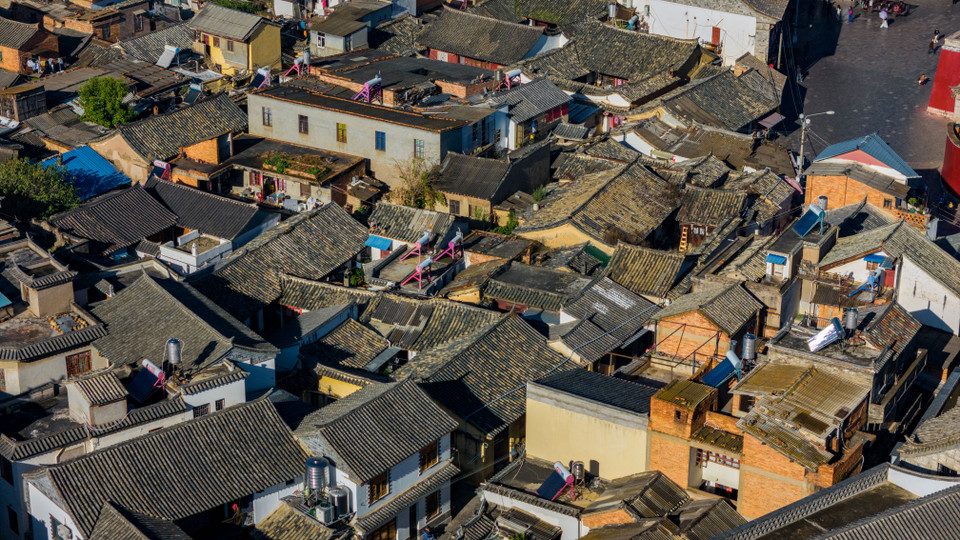 Được xây dựng vào thời nhà Đường với lịch sử hơn 1200 năm, Phố cổ Kiến Thủy nằm cách Côn Minh 220km về phía nam, nổi tiếng với hơn 50 tòa nhà được bảo tồn nguyên vẹn với sự pha trộn kiến trúc giữa phong cách dân tộc Hán và các dân tộc địa phương. (Ảnh: Hoài Nam/Vietnam+)