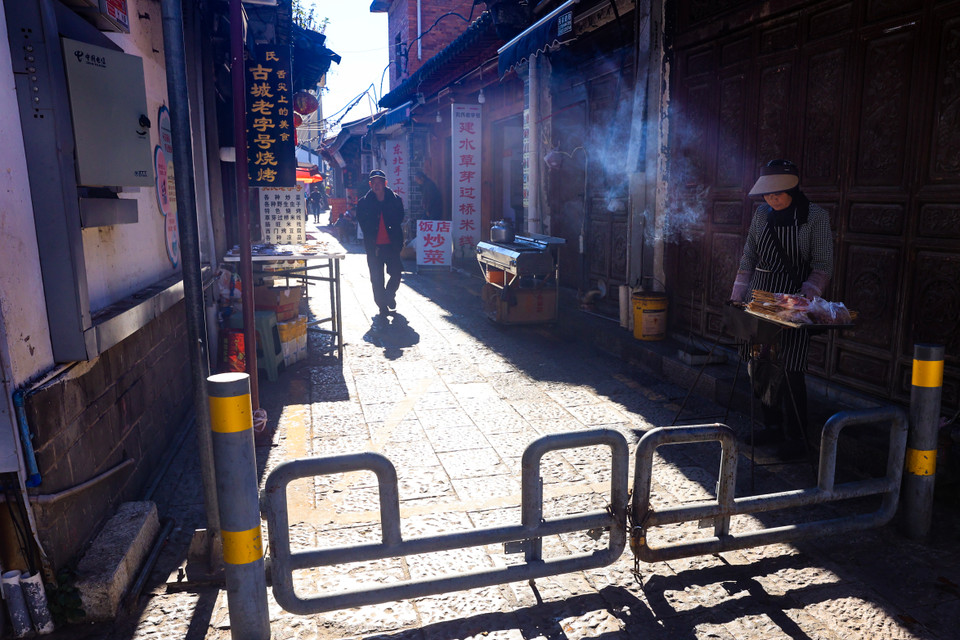 Bên cạnh đó, những con ngõ nhỏ cắt ngang trục chính đường Lâm An thường có quán ăn hoặc những xe hàng rong của người dân địa phương. (Ảnh: Hoài Nam/Vietnam+)