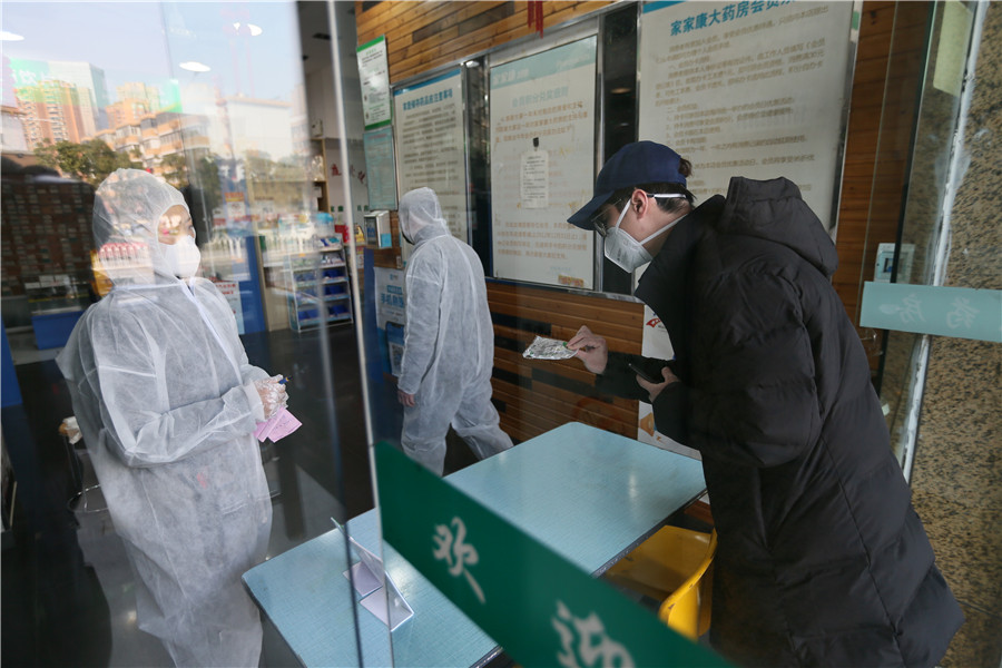 Một người mua khẩu trang N95 (Ảnh: Chinadaily)