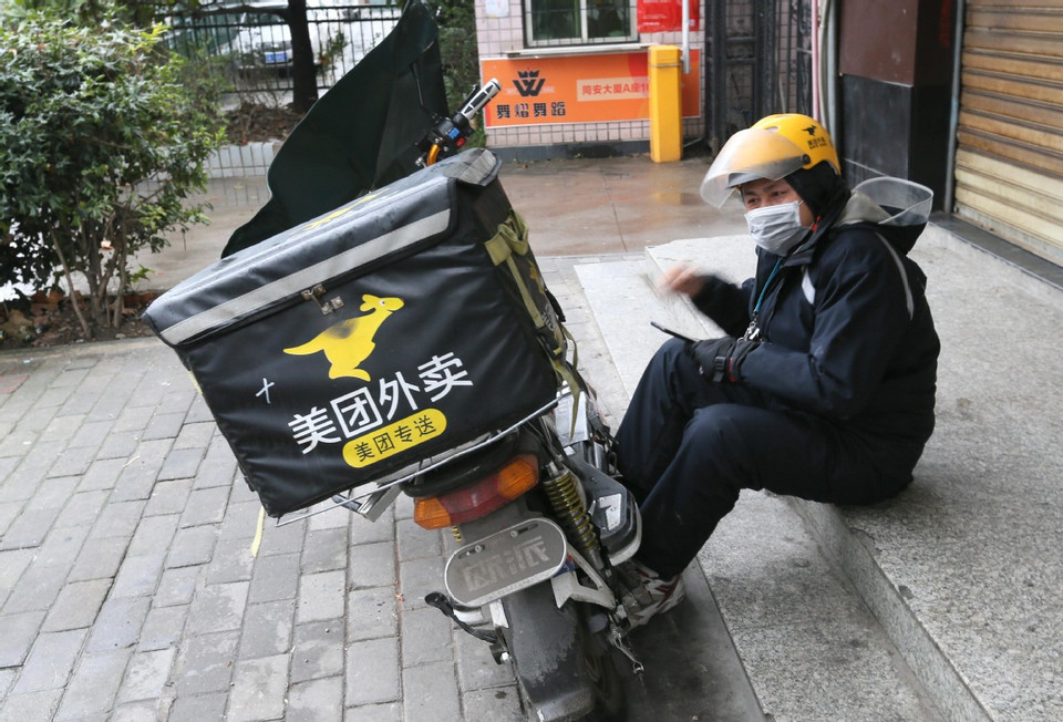 Những người đi giao đồ ăn vẫn tiếp tục tiếp nhận đơn hàng (Ảnh: Chinadaily)
