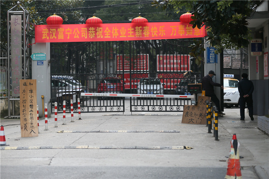 Lối vào các khu dân cư đều treo rất nhiều thông báo, khẩu hiệu phòng dịch (Ảnh: Chinadaily)