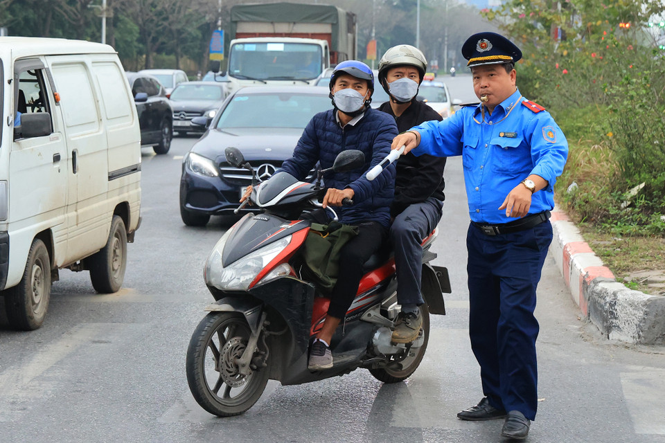 Một số phương tiện chưa quen với phương án tổ chức mới, vẫn còn lúng túng khi di chuyển qua nút giao này. (Ảnh: Hoài Nam/Vietnam+)
