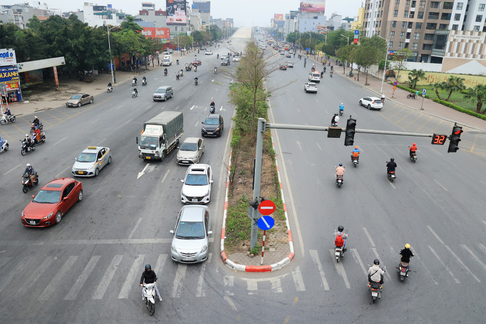 Theo phương án tổ chức giao thông mới, từ ngày 11/3, các phương tiện bị cấm rẽ trái từ đường Đàm Quang Trung (hướng cầu Vĩnh Tuy đi quốc lộ 5) rẽ trái vào đường Cổ Linh để đi đê Long Biên-Xuân Quan và cấm rẽ trái từ đường Đàm Quang Trung (hướng quốc lộ 5 đi cầu Vĩnh Tuy) rẽ trái vào đường Cổ Linh để đi Thạch Bàn. (Ảnh: Hoài Nam/Vietnam+)