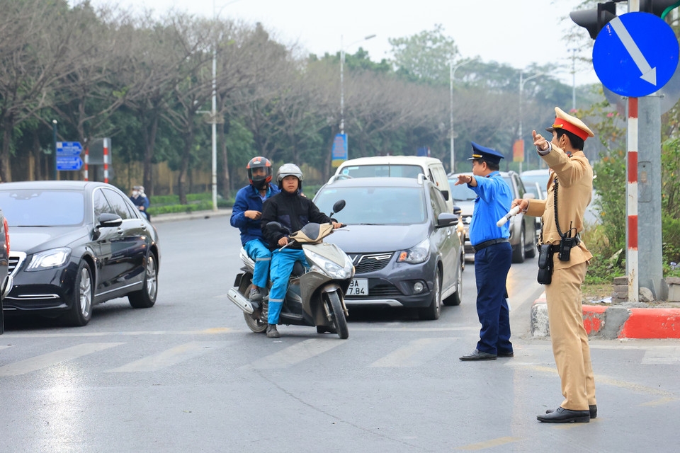 Các phương tiện đi theo hướng: Từ Đàm Quang Trung rẽ phải vào đường Cổ Linh, và quay đầu tại điểm mở dải phân cách trên đường Cổ Linh (trước ngõ 64), đi thẳng qua nút để đi hướng Thạch Bàn. (Ảnh: Hoài Nam/Vietnam+)