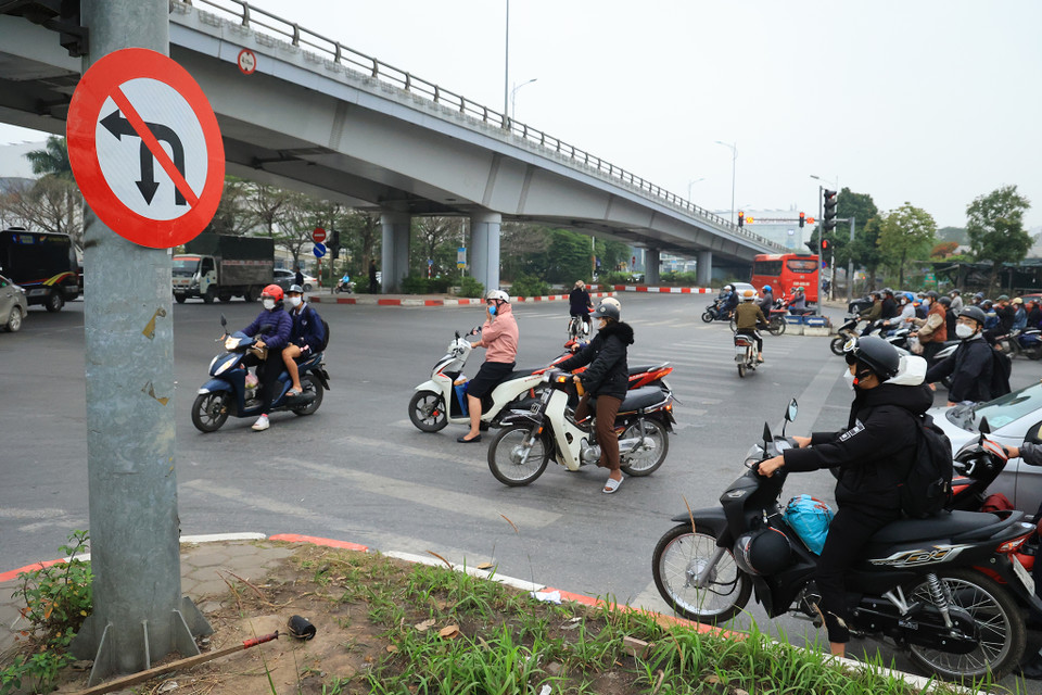 Sở Giao thông Vận tải đã lắp đặt biển báo tổ chức giao thông, điều chỉnh vạch sơn, đèn tín hiệu giao thông, xén gầm cầu Cổ Linh, sơn gờ giảm tốc, sơn dẫn hướng… (Ảnh: Hoài Nam/Vietnam+)