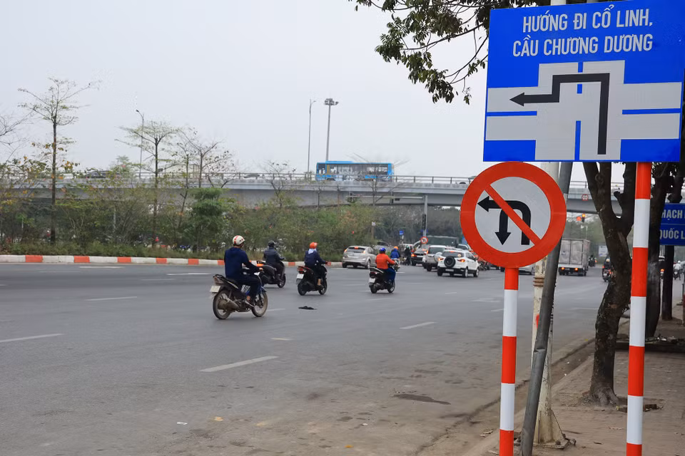Bắt đầu từ hôm nay các phương tiện đi từ Đàm Quang Trung cấm rẽ trái vào đường Cổ Linh để đi đê Long Biên-Xuân Quan. (Ảnh: Hoài Nam/Vietnam+)