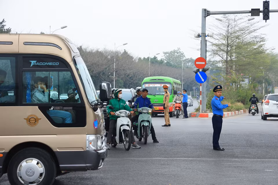 Thanh tra Sở Giao thông Vận tải Hà Nội bố trí lực lượng phối hợp với Cảnh sát giao thông tổ chức hướng dẫn giao thông cho các phương tiện lưu thông theo phương án điều chỉnh tổ chức giao thông. (Ảnh: Hoài Nam/Vietnam+)