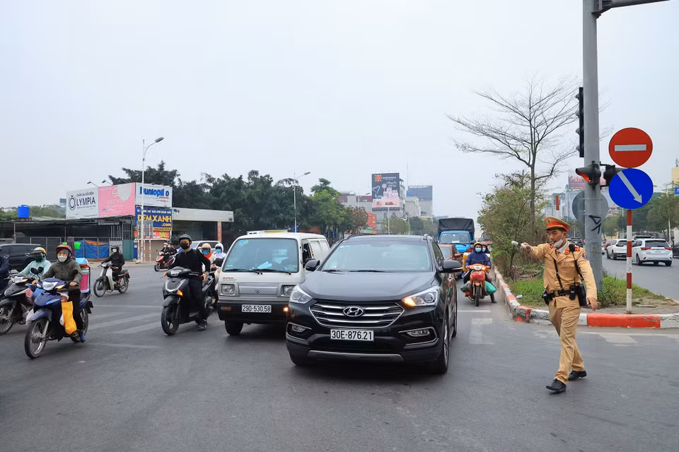 Các phương tiện đi theo hướng: Đi thẳng qua nút trên đường Đàm Quang Trung, quay đầu tại nút đèn trên đường Đàm Quang Trung sau đó rẽ phải vào đường Cổ Linh. (Ảnh: Hoài Nam/Vietnam+)