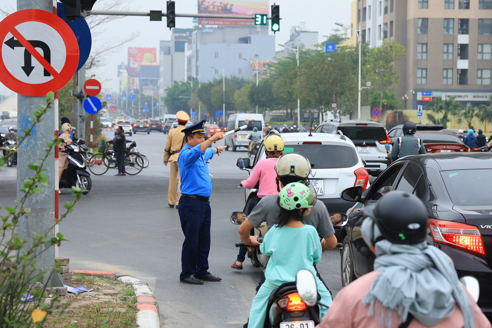 Lực lượng chức năng vừa tuyên truyền vừa hướng dẫn người dân di chuyển theo hướng điều chỉnh mới. (Ảnh: Hoài Nam/Vietnam+)
