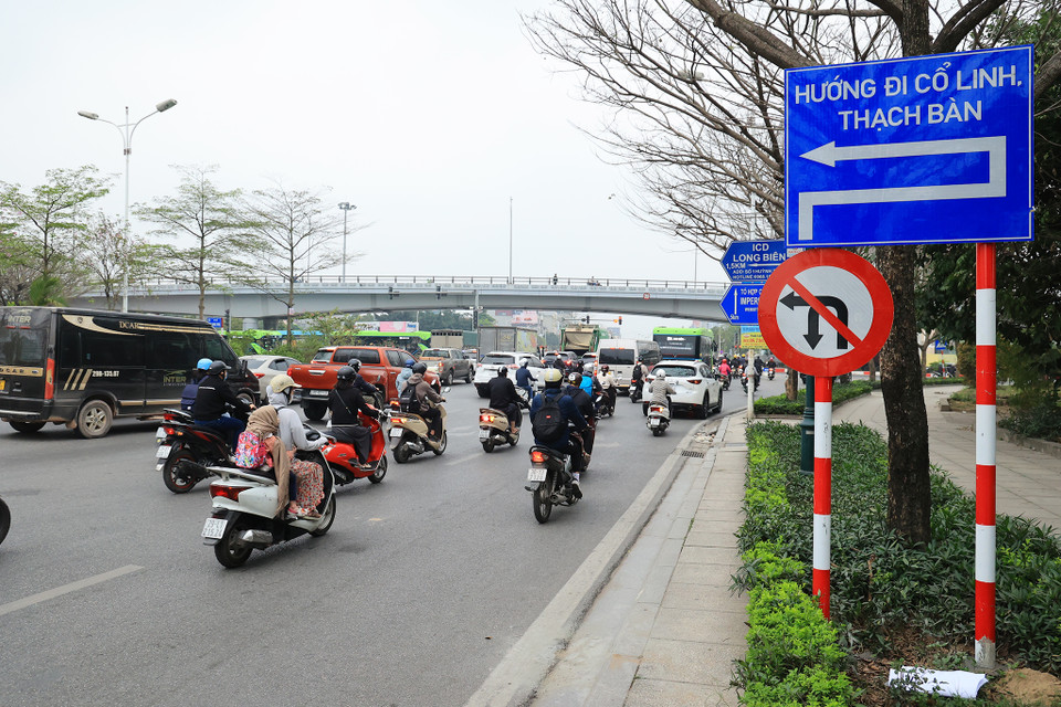 Cấm các phương tiện rẽ trái từ đường Đàm Quang Trung (hướng quốc lộ 5 đi cầu Vĩnh Tuy) rẽ trái vào đường Cổ Linh để đi Thạch Bàn. (Ảnh: Hoài Nam/Vietnam+)