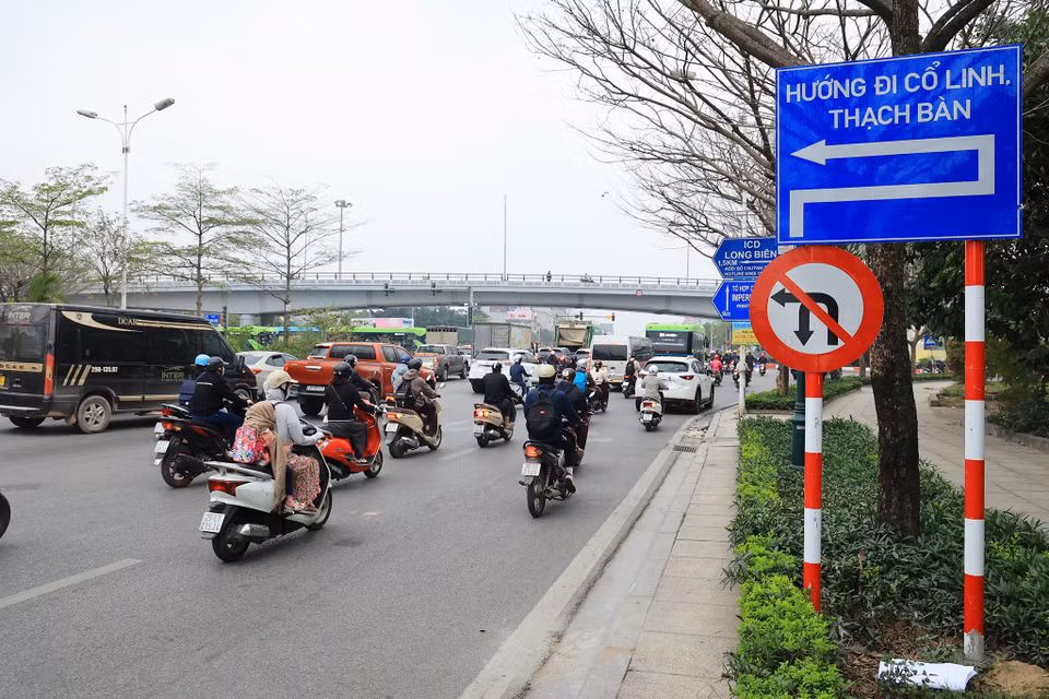 Cấm các phương tiện rẽ trái từ đường Đàm Quang Trung (hướng quốc lộ 5 đi cầu Vĩnh Tuy) rẽ trái vào đường Cổ Linh để đi Thạch Bàn. (Ảnh: Hoài Nam/Vietnam+)
