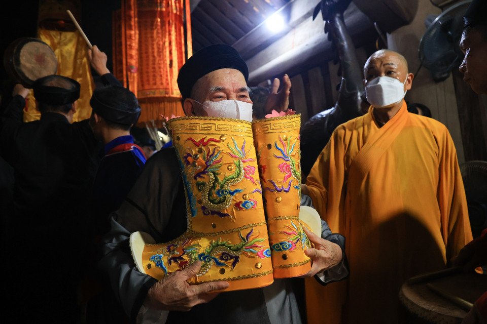 Tiếp theo phần lễ là lễ rước bài vị Đức Thánh Từ Đạo từ tòa điện Thánh xuống tòa chùa Trung để đức Thánh có thể chứng kiến những nghi lễ diễn ra trong ba ngày hội. (Ảnh: Hoài Nam/Vietnam+)