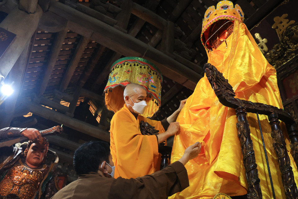 Tượng được tiến hành lau rửa cẩn thận, kỹ lưỡng bằng nước thơm và thay áo mới. Mọi hoạt động điều được diễn ra trong sự trang nghiêm và kính cẩn. (Ảnh: Hoài Nam/Vietnam+)