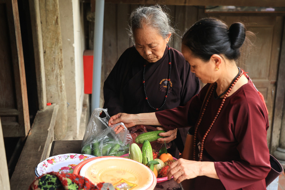 Tại lễ hội có lễ Mộc dục hay còn gọi là lễ tắm tượng. Để được chọn tham gia vào nghi lễ này thì các bô lão phải là người có đạo đức tốt, được tính nhiệm và được người dân trong làng kính trọng, gia đình hạnh phúc, tuy lớn tuổi nhưng đầu óc phải minh mẫn. (Ảnh: Hoài Nam/Vietnam+)