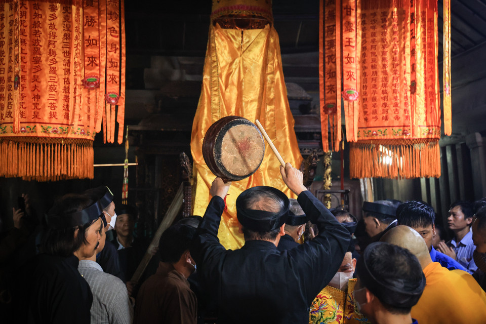 Chùa Thầy cúng được biết tới là nơi thờ pháp sư Từ Ðạo Hạnh với 3 kiếp sống của ông. Ông là Tăng, là Phật, là Vua và được nhân dân coi là ông tổ nghệ thuật múa rối nước Việt Nam. (Ảnh: Hoài Nam/Vietnam+)