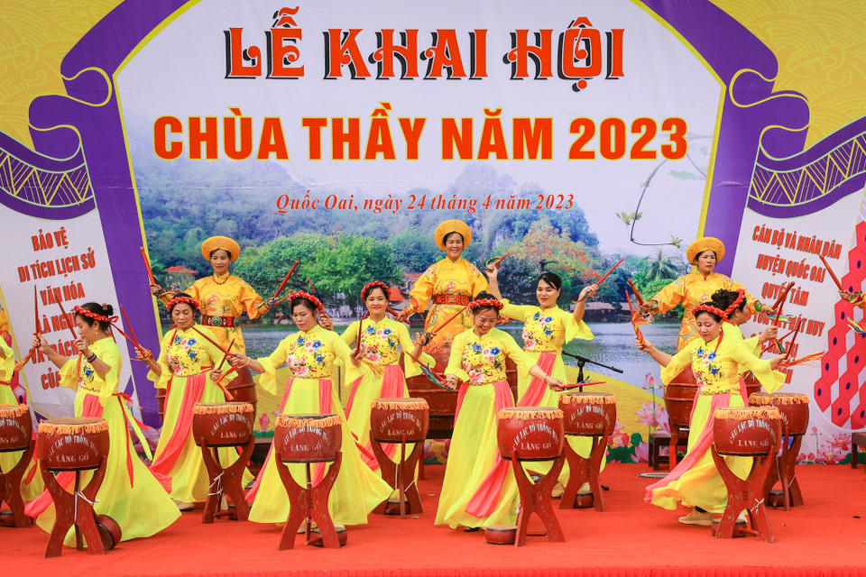 Tiết mục đồng diễn trống trong lễ khai hội chùa Thầy sáng nay, 24/4 (tức ngày 5 tháng Ba năm Quý Mão). (Ảnh: Hoài Nam/Vietnam+)